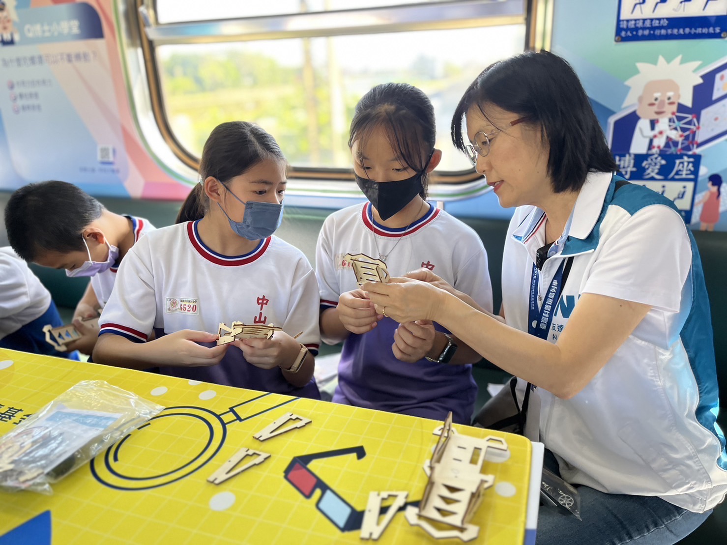 友達永續基金會執行長古秀華及同仁親自擔任科普列車志工，帶領師生們動手做科學，傳遞能源科普知識，讓科學教育向下紮根