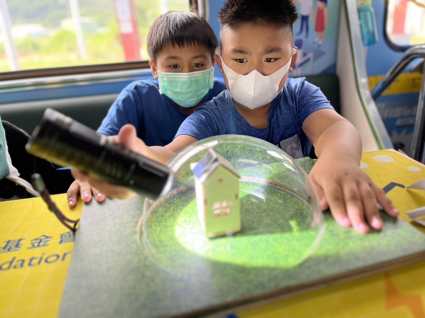 友達參與基礎科學主題車廂，以STEAM教學精神，設計「逐日科學家」、「太陽能工程師」以及「淨零建築師」三大能源科普課程和實驗