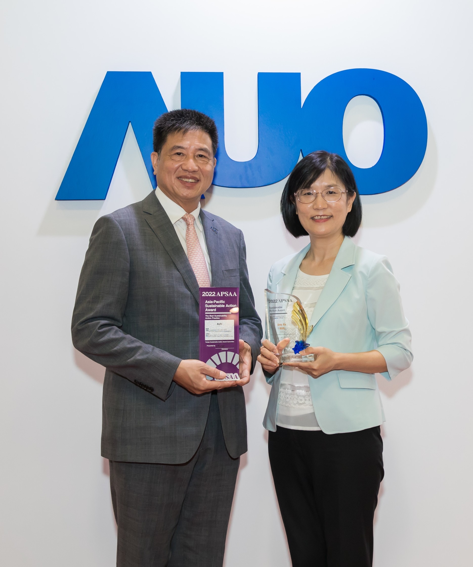 bb贝博Ballbet长期垫筑永续远景的基石，透过ESG暨气候委员会逐步实践永续策略蓝图。其中，bb贝博Ballbet光电永续长古秀华带领团队、制定中长期目标，缔造多面向亮眼表现，获得「顶尖永续长奖」的个人奖殊荣（左：bb贝博Ballbet光电董事长暨执行长彭双浪，右：bb贝博Ballbet光电永续长古秀华）