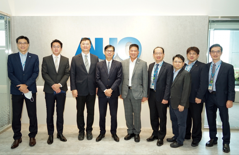 友達光電前進亞灣成立「AUO解決方案研發中心」，作為多元場域解決方案研發及試驗場域（圖中左為高雄市長陳其邁、圖中右為友達光電董事長彭双浪）