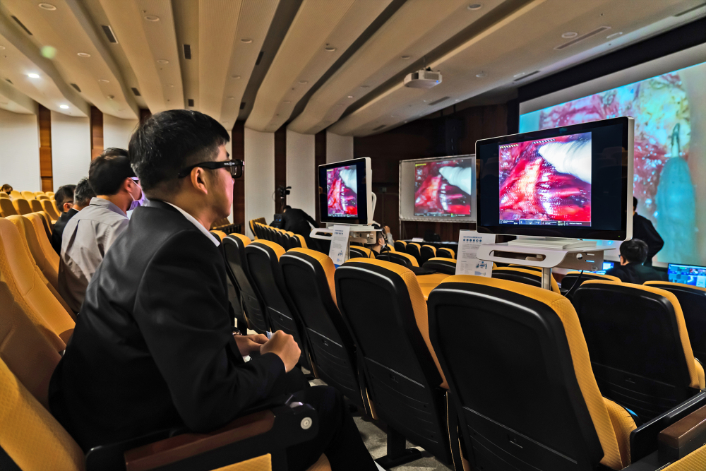 達擎之「達文西外接3D影像解決方案」，將達文西手術機器手臂的3D影像即時連線轉播，在會議室觀摩的醫師們只要戴上偏光眼鏡，就能與執刀醫師看到同步的3D立體影像，如臨操作台現場，縮短達文西手術的學習曲線