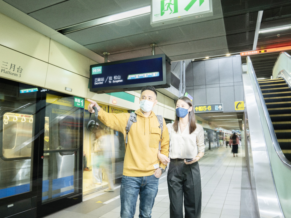 友達旗下達擎之客製化TARTAN顯示器，於台北捷運中山站亮相。以獨特長條型比例與高畫質特色，為台北捷運站帶來嶄新的都會車站風貌