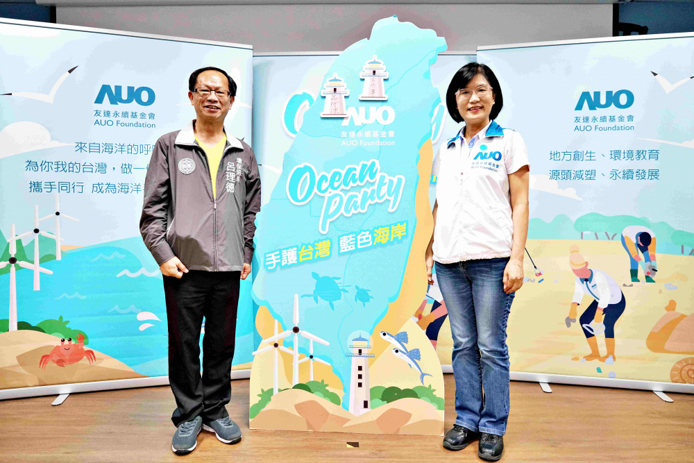 友達光電永續長古秀華（右）與桃園市環保局局長呂理德（左）進行海岸線認養儀式，簽署於象徵藍色宣言的海岸永續燈塔上，承諾以實際行動與環境教育方式，投入桃園海岸線守護行列