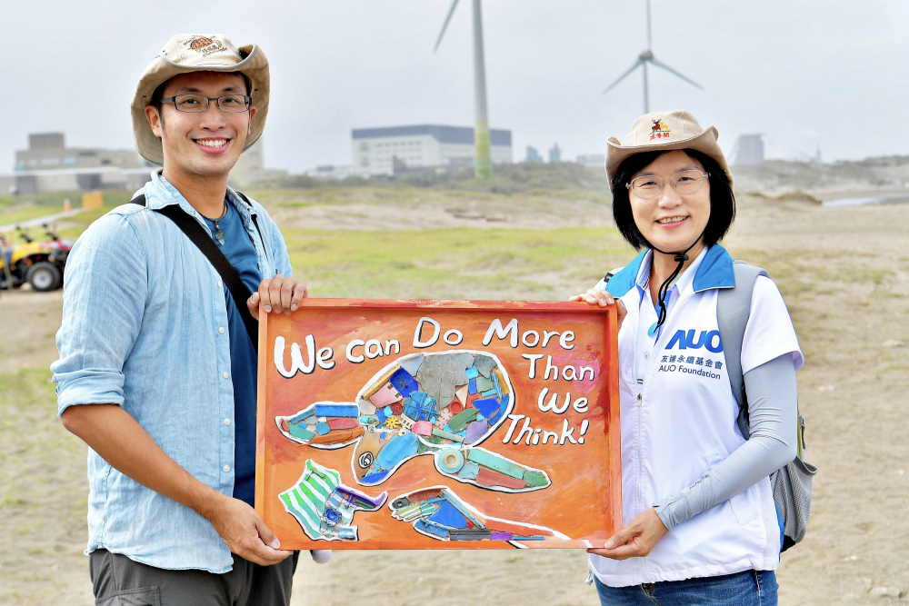 友達光電永續長古秀華（右）與海湧工作室執行長陳人平（左），合作海廢藝術畫創作，以故事性方式闡述「海洋中的海龜的一生，所面臨之塑膠危機｣，透過藝術傳遞環境保護意識