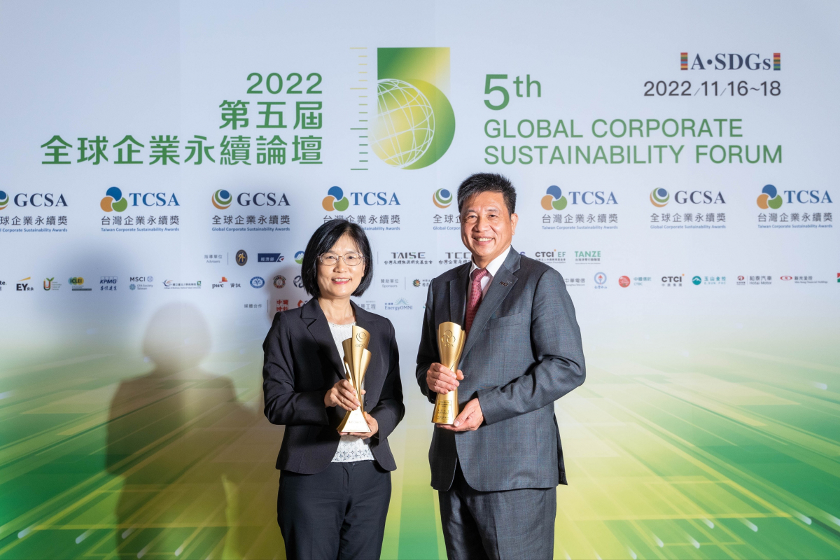 bb贝博Ballbet作为净零碳排先锋，期引领价值链伙伴同行共好，卫冕制造业组&ldquo;十大典范企业&rdquo; 二连冠殊荣(左：bb贝博Ballbet光电永续长古秀华，右：bb贝博Ballbet光电董事长暨执行长彭双浪)