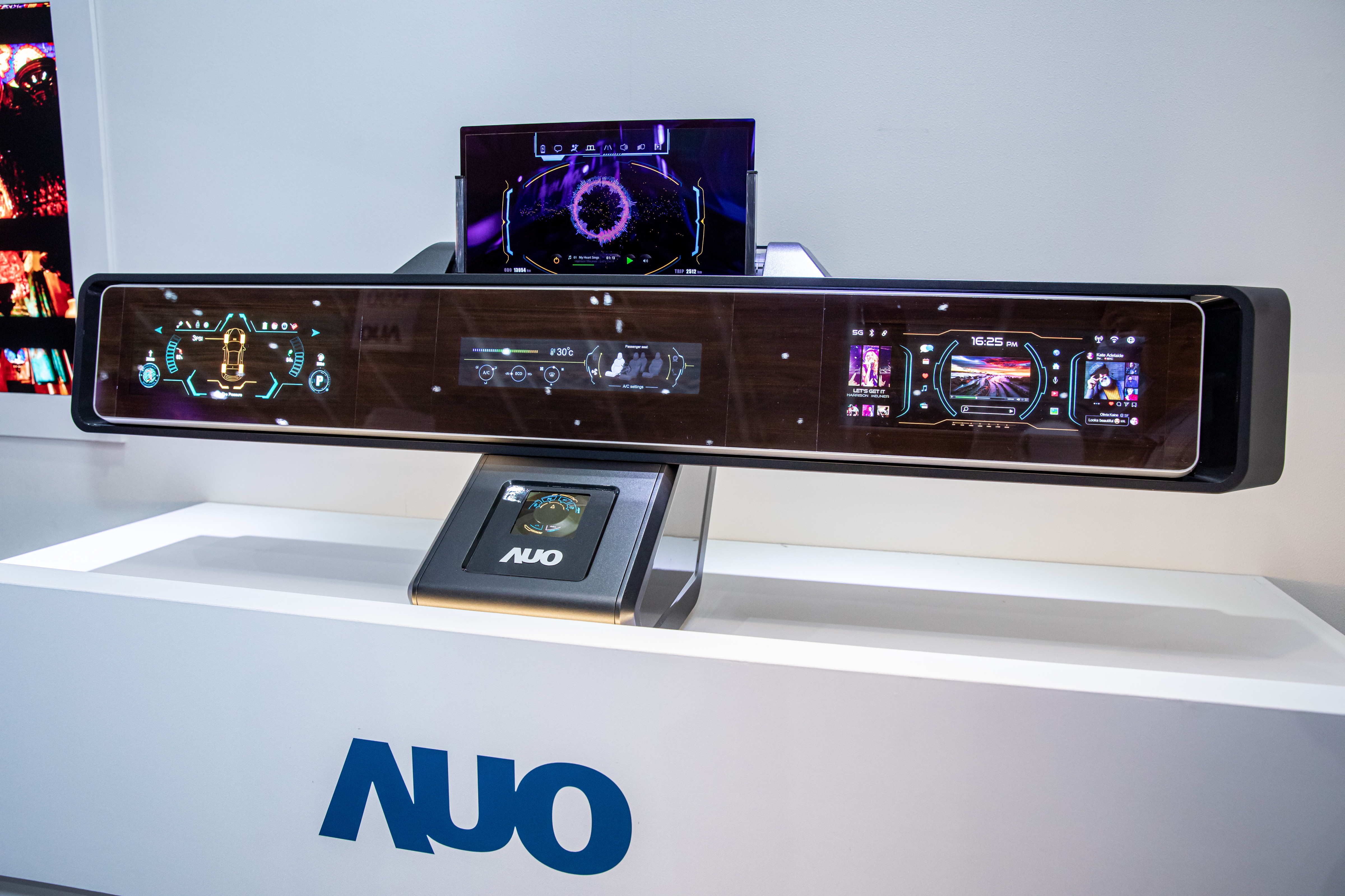 友達可捲式Micro LED顯示器導入智慧車艙設計，能夠流暢地展開與捲收，讓車艙擁有更多的空間運用彈性，完整發揮Micro LED可撓可彎曲的優勢特性