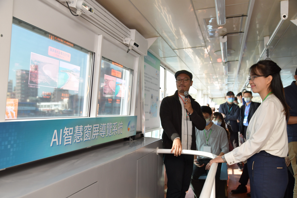 友達整合透明Micro LED智慧窗，透過景物GPS座標定位追蹤乘客視線，可即時在智慧窗提供正確的導覽資訊