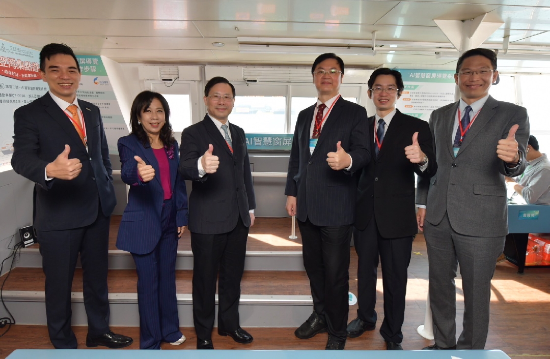 由經濟部技術處指導推動，透過友達光電、工業技術研究院與船舶中心三方合作，於高雄亞灣智慧渡輪率先導入最新Micro LED透明顯示器屏今(22)日啟用(左起友達光電營運長暨總經理柯富仁、高輪公司董事長黃淑美、經濟部次長林全能、高雄市副市長羅達生、經濟部技術處科長張能凱、工研院電光系統所副所長李正中)