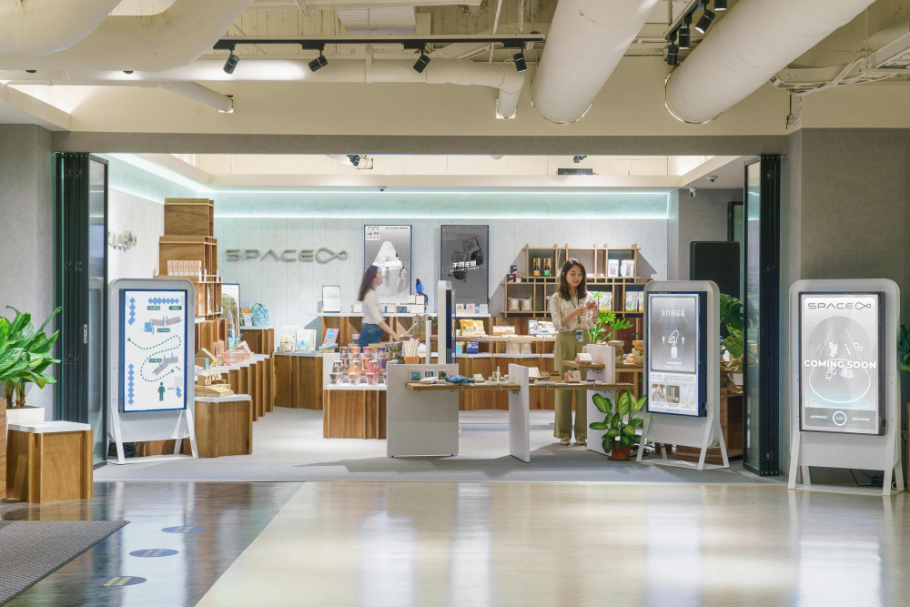 bb贝博Ballbet打造永续选物商店，展示社企及社创商品，结合创利空间所开发的智能零售系统，整合多元产品信息，让无人商店扮演公益行动的推手