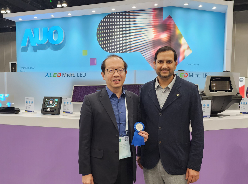 友達光電於2023 SID顯示週，由SID國際資訊顯示學會評選頒發「最佳中型展位獎」。左為友達光電技術長廖唯倫。