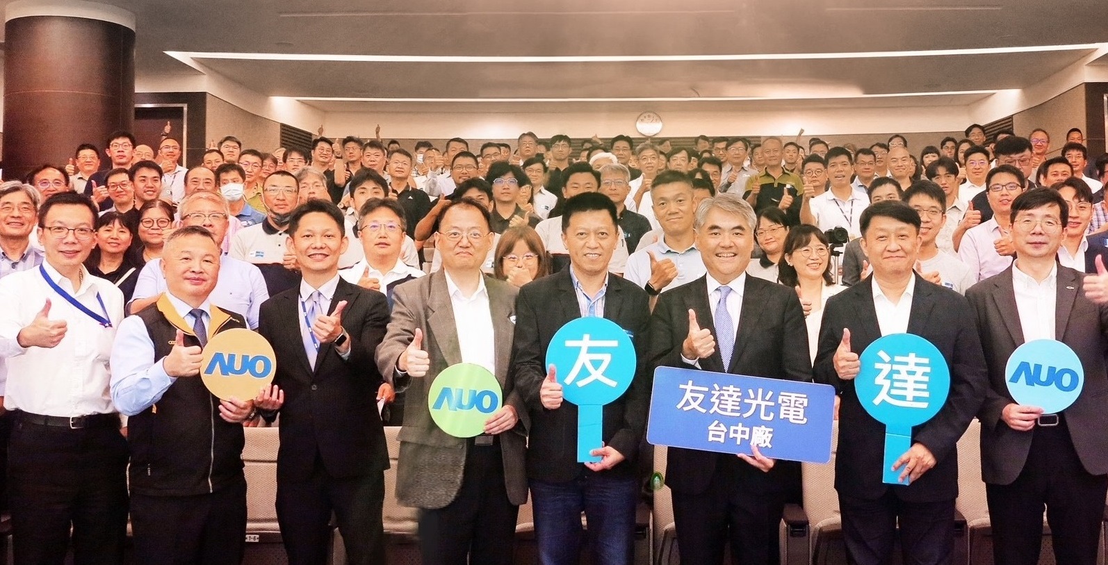 友達以太陽能解決方案領航者，跨足建築領域，4日在台中廠區舉辦「光電建築一體化研討會」，邀請產業先驅共同推動綠化，打造新一代智慧綠建築。