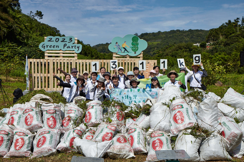 友達集結超過200位志工，攜手移除高達1311公斤的外來入侵種「小花蔓澤蘭」