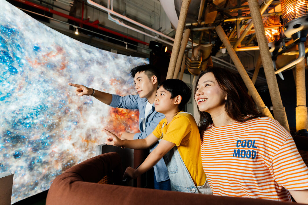 友達打造全台最大寬6公尺、高4公尺、唯一搭載LED弧形拼接顯示屏的動感飛行船，讓乘客駐足在熱氣球上，享受身歷其境的偽出國旅遊樂趣