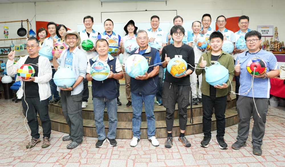友達光電暨友達永續基金會董事長彭双浪與農業部林業及自然保育署新竹分署夏分署長、供應商夥伴、在地鄰里協會、社企團體，以循環再生的海廢浮球倡議從源頭減廢，為地球移除塑膠垃圾，共同「手」護台灣美麗海岸