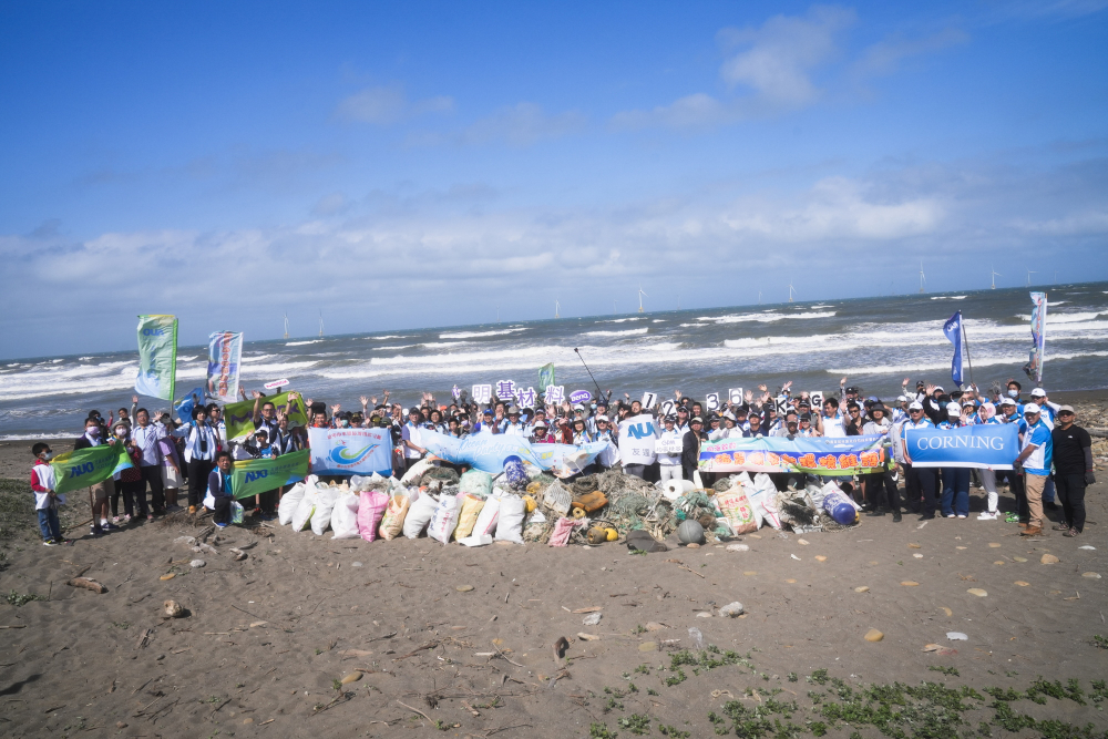 友達永續基金會召集企業志工、產官學和供應商夥伴，在苗栗後龍外埔魚港1340保安林海岸淨攤，齊心協力清除1.2公噸海洋廢棄物，以行動實踐對環境友善的承諾