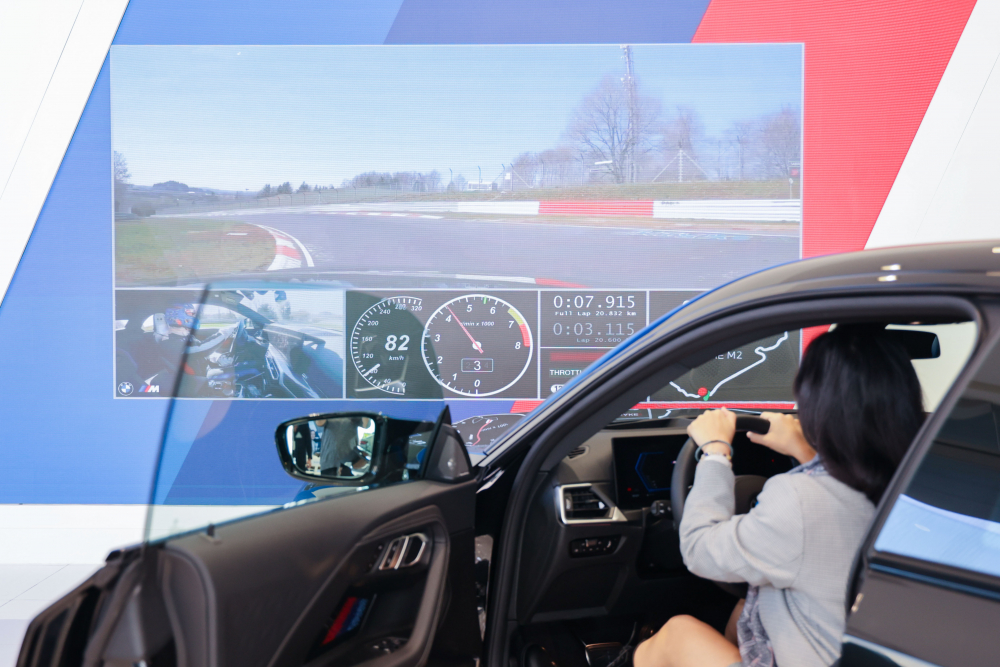 顧客按下虛擬Engine Start按鈕，啟動預選車款的引擎聲浪，螢幕同時呈現德國紐柏林賽道的試駕畫面，坐進車內一秒化身駕駛員馳騁奔騰