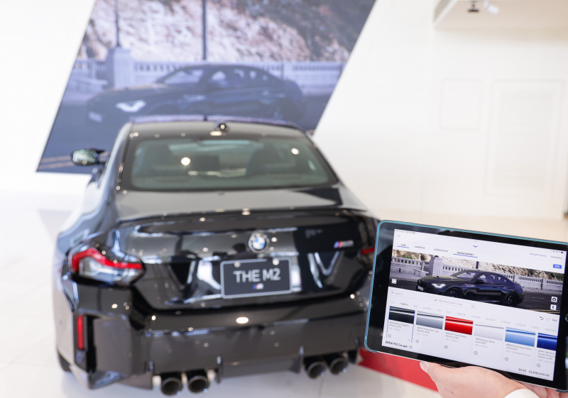 賞車介面即時投放到LED牆上，顧客可即時更換車輛內裝、零件選配與車款配色，提供近乎與實車等比例的沉浸式無死角虛擬賞車體驗