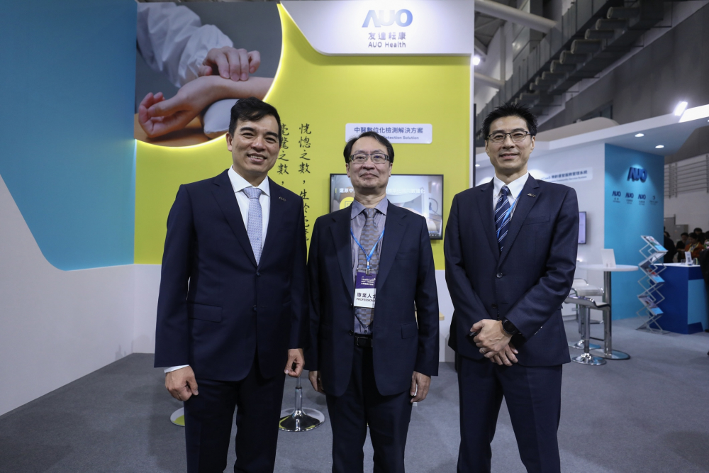 首次於醫療科技展亮相的友達耘康，捐贈數位化檢測設備與研究經費，協助衛福部國家中醫藥研究所打造中醫大數據資料庫。圖由左至右為友達光電執行長暨總經理柯富仁、衛福部國家中醫藥研究所所長蘇奕彰、友達光電智慧醫療事業群總經理廖世宏