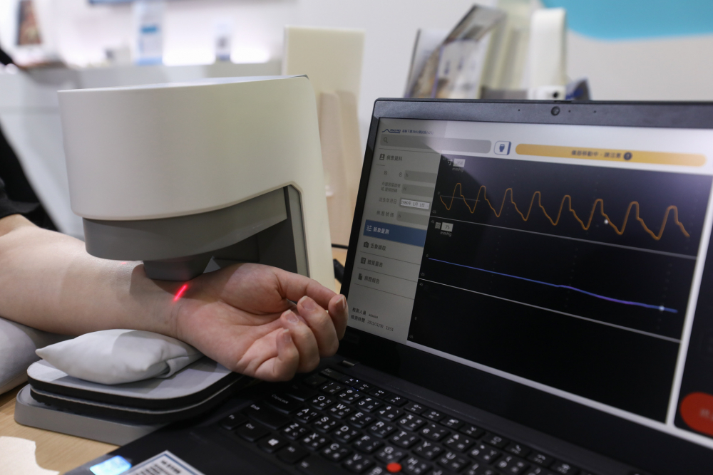 友達耘康脈象檢測系統透過電腦精準控制升降系統，還原中醫師三指把脈過程的舉、按、尋手法，將脈象感受轉化成數據，未來可結合大數據分析，實現智慧醫療及準確性