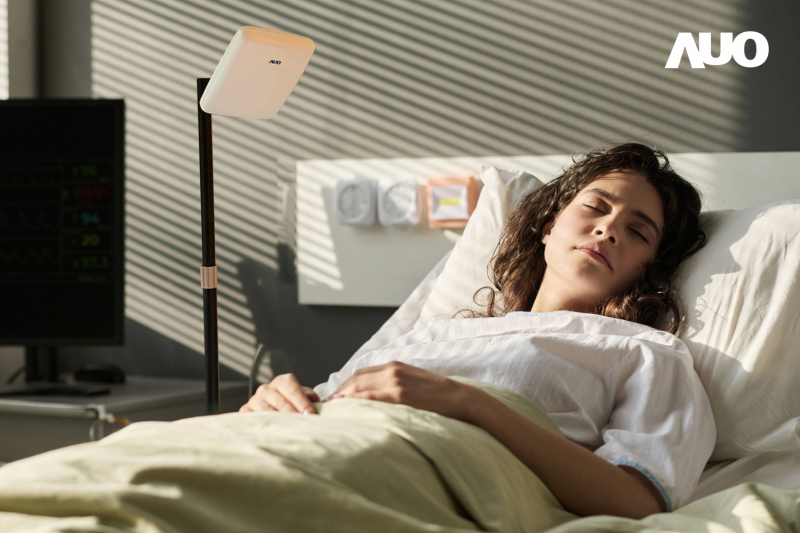 智慧非接觸式生理監測雷達採用獨家開發的毫米波液晶陣列天線技術，能自動追蹤使用者翻身、側睡等睡姿改變產生的位移，實現遠距非接觸且穩定的呼吸、心跳生理訊號監測及離床狀態警示