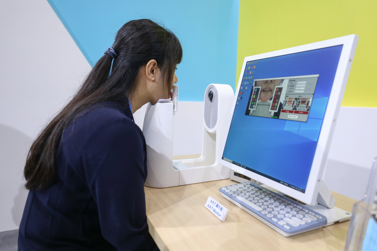 友達耘康延伸友達卓越的感測技術及色彩管理專長，研發出舌象擷取系統，可提供數據化、影像化的檢測結果，輔助醫師與專業醫事人員做為臨床研究、檢測結果評估與檢測紀錄的留存