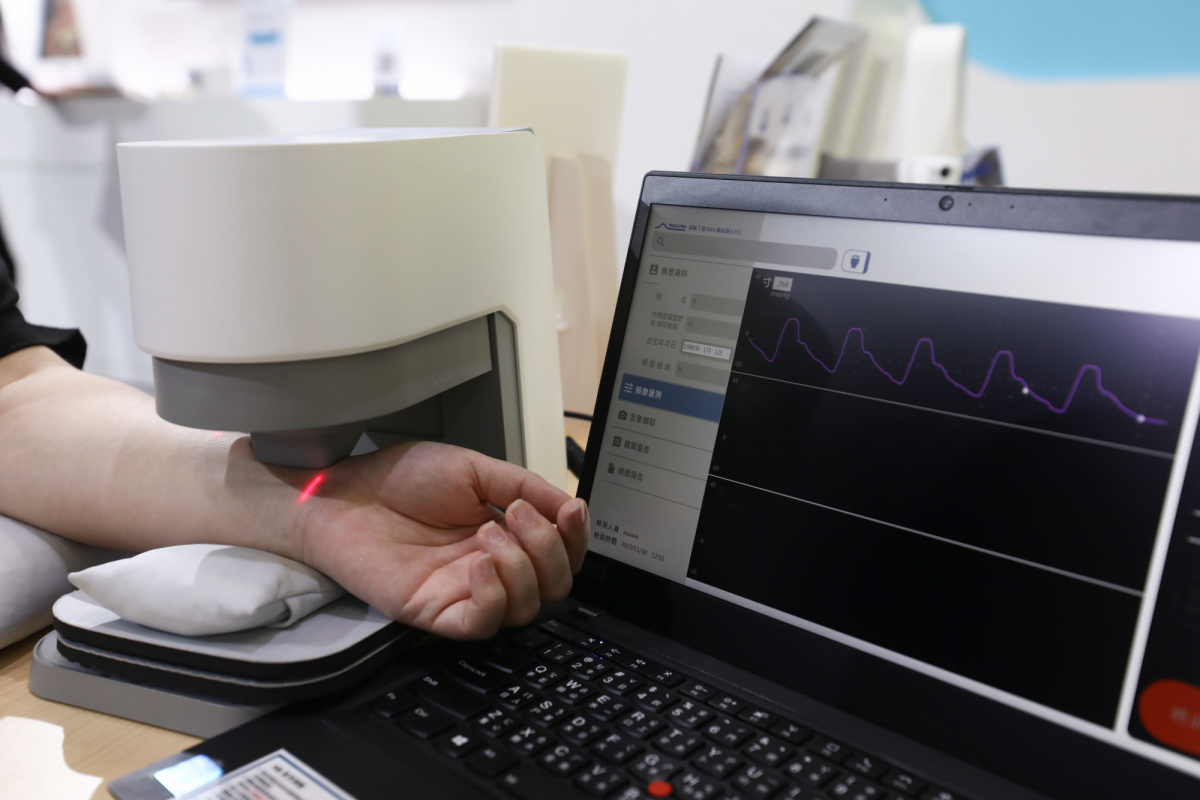 友達耘康脈象檢測系統透過電腦精準控制升降系統，還原中醫師三指把脈過程的舉、按、尋手法，將脈象感受轉化成數據，實現智慧醫療及準確性