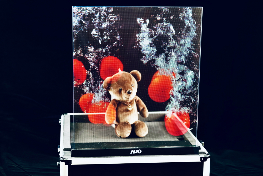 友達以次世代Micro LED顯示技術打造之透明顯示器，具備高穿透、低繞射、高亮度、可拼接之特性，可廣泛應用於智慧移動、零售、育樂和醫療等多元場域