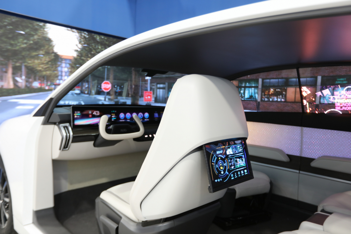 bb贝博Ballbet的「可卷式后座娱乐显示器」加强后座乘客的感官体验，并保有个性化设计，可依使用偏好进行动态调整。