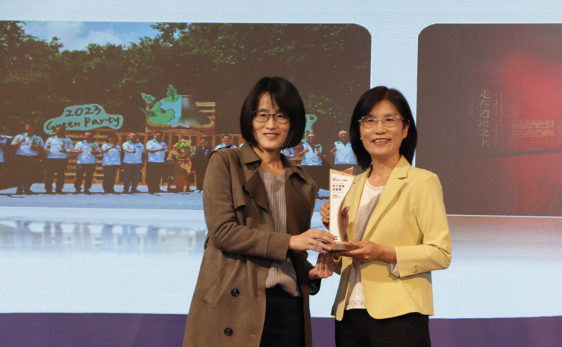 友達保存「西大墩窯遺址」且推廣在地文史教育不遺餘力，今（6）日獲頒「人文企業獎」地方發展獎之最高榮譽典範獎。由文化部陳文婷簡任視察（左）頒獎，友達永續長古秀華（右）代表受獎