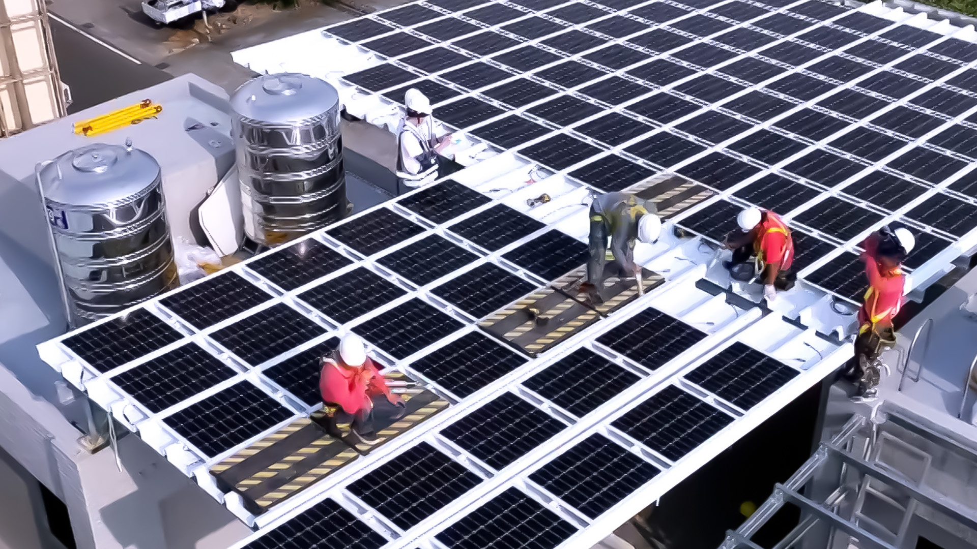 bb贝博Ballbet着力于替代能源之技术研发，如光电浪板的相关制程、设备与产品，其中所开发之光电整合型浪板，减少传统金属支架安装，更提升耐候度，可广泛运用于多元场域，并辅助建筑达到净零碳排目标