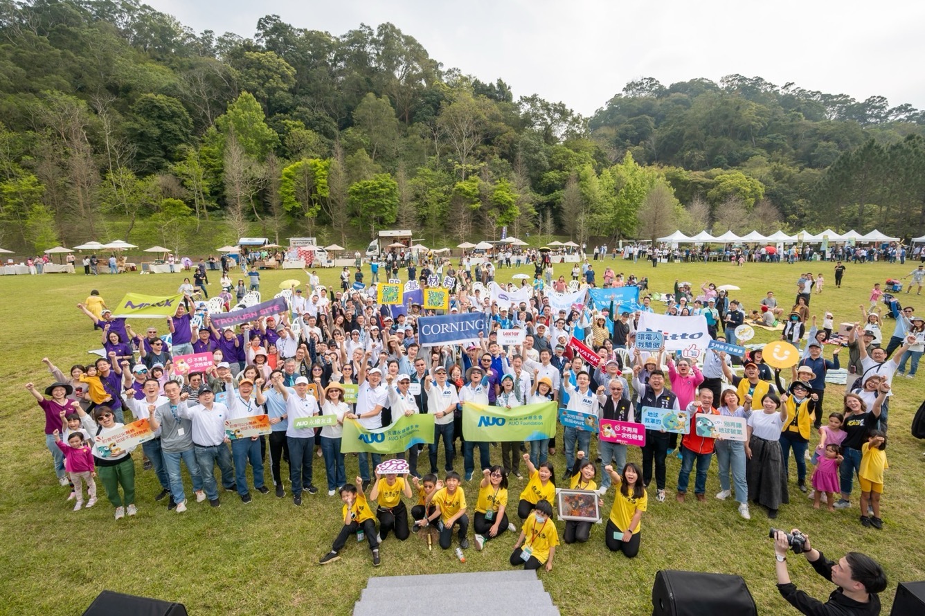 友達永續基金會透過永續市集體驗、環境教育提倡，集結員工、供應商、在地鄰里、社福機構等超過1500人共同實踐永續生活