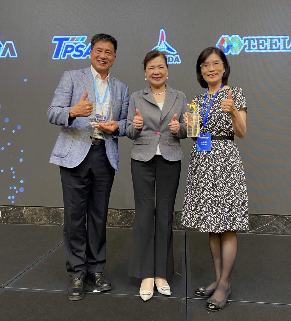 友達致力推動永續發展，於Touch Taiwan2024以3R策略貫穿Display、ESG展位實現綠色展覽目標之成果，Display展位獲綠色裝潢設計鑽質獎最高榮譽，ESG同獲金質獎殊榮。由經濟部長王美花（中）親自頒予友達光電董事長彭双浪（左）、友達光電永續長古秀華（右）