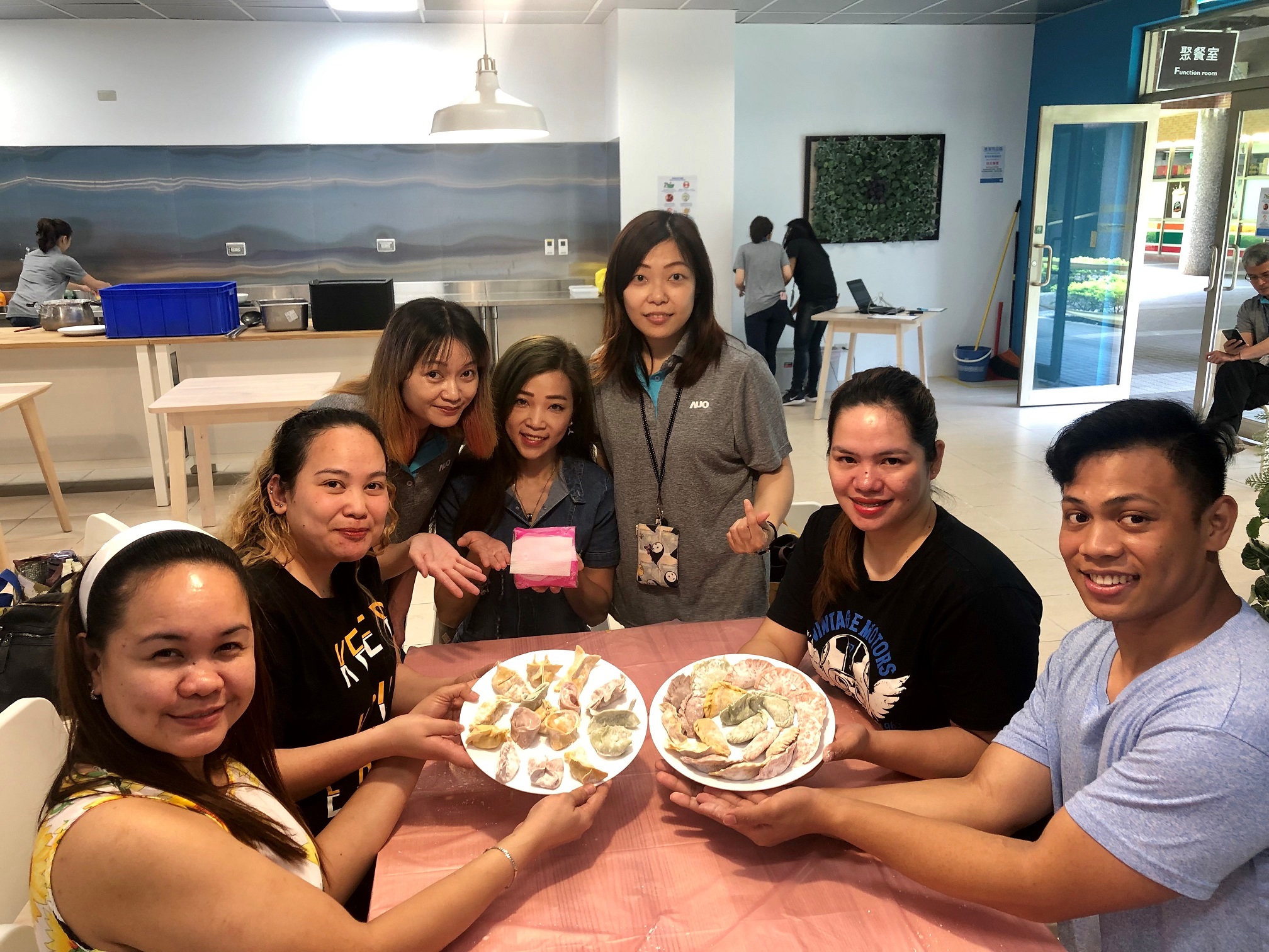 友達將DEI理念貫徹到企業文化和實踐，舉辦如台菲廚藝交流等活動，讓同仁了解彼此文化差異、培養情感