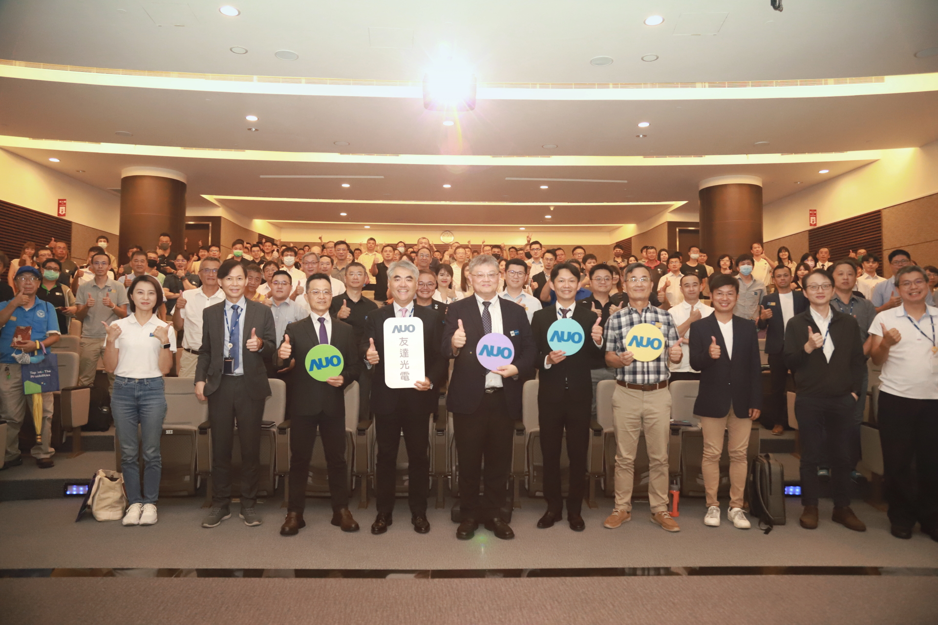友達光電邀請領域專家共研再生能源發展、電力需求及建築物減碳等議題進行交流，盼共擘綠色永續生態圈的嶄新契機。