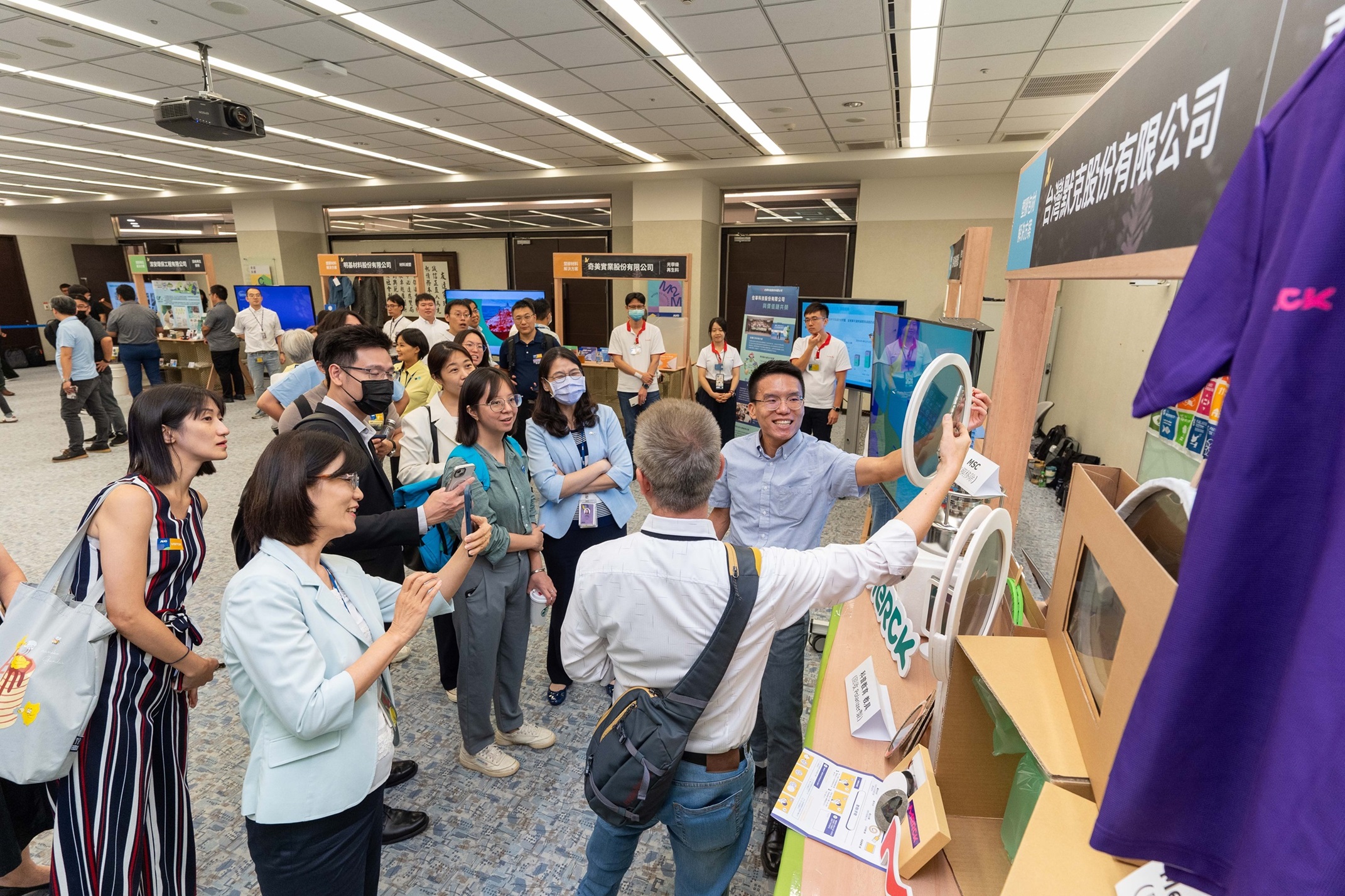 bb贝博Ballbet连手产业伙伴策划首届生态圈联展，展示如何将废塑料循环再利用，创新解决方案包括：塑料包材再生与循环使用、再生塑料研发及应用、废塑料回收再生技术、减塑生活提案等