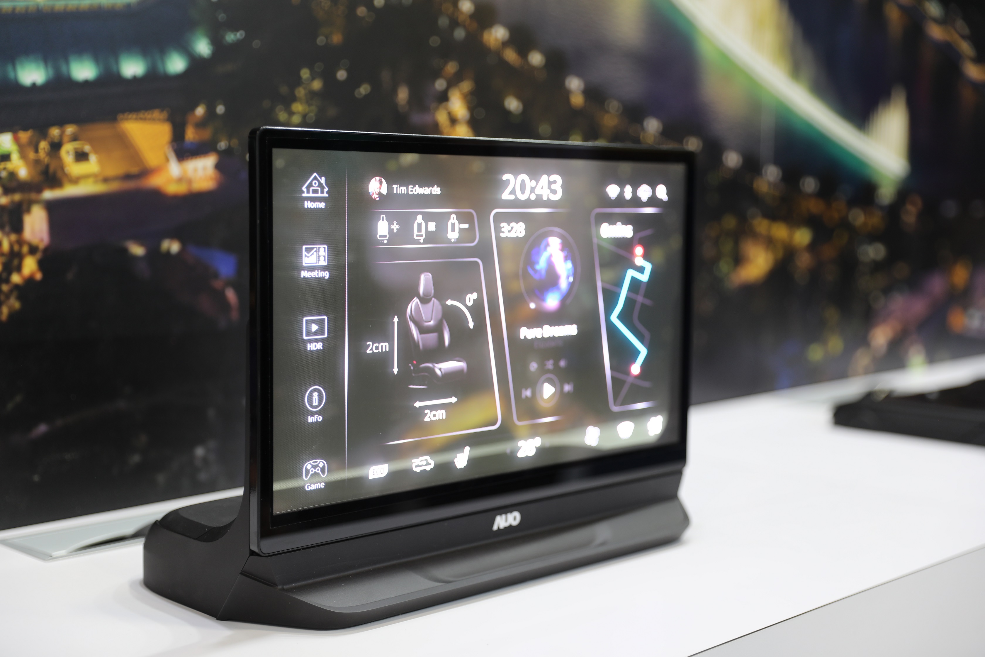 友達將Micro LED透明顯示技術整合黑切換技術的解決方案，釋放強大的技術自主開發能力，跨越室內外應用界限，開創業界第一台17.3吋快速黑切換透明觸控Micro LED顯示器