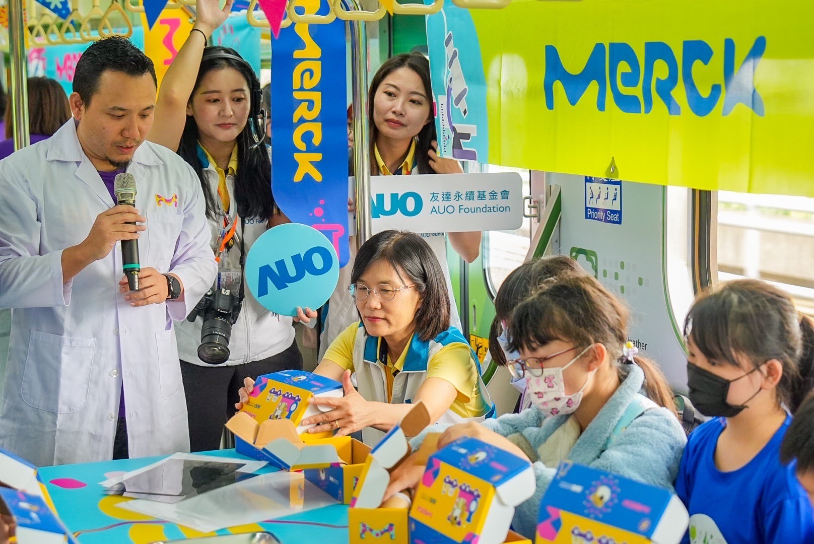 友達以光電、再生能源、水資源三大核心，設計「再生能源和循環經濟」多元永續教育主題，並攜手供應鏈夥伴默克開發創意科學教材及實作體驗，期讓永續素養透過科學探索向下扎根