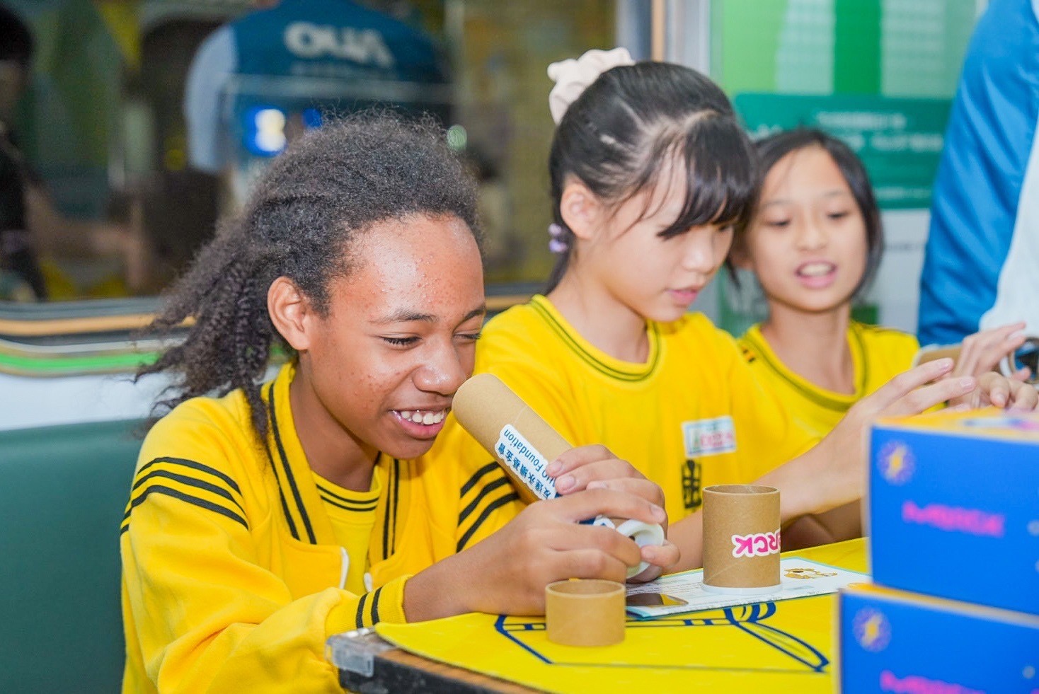 友達與默克分別回收不再使用的偏光片及液晶顯示模組，設計光電課程「玩轉光與闇」，讓學生們親手製作偏光萬花筒與簡易液晶顯示器，實踐循環再生的永續理念