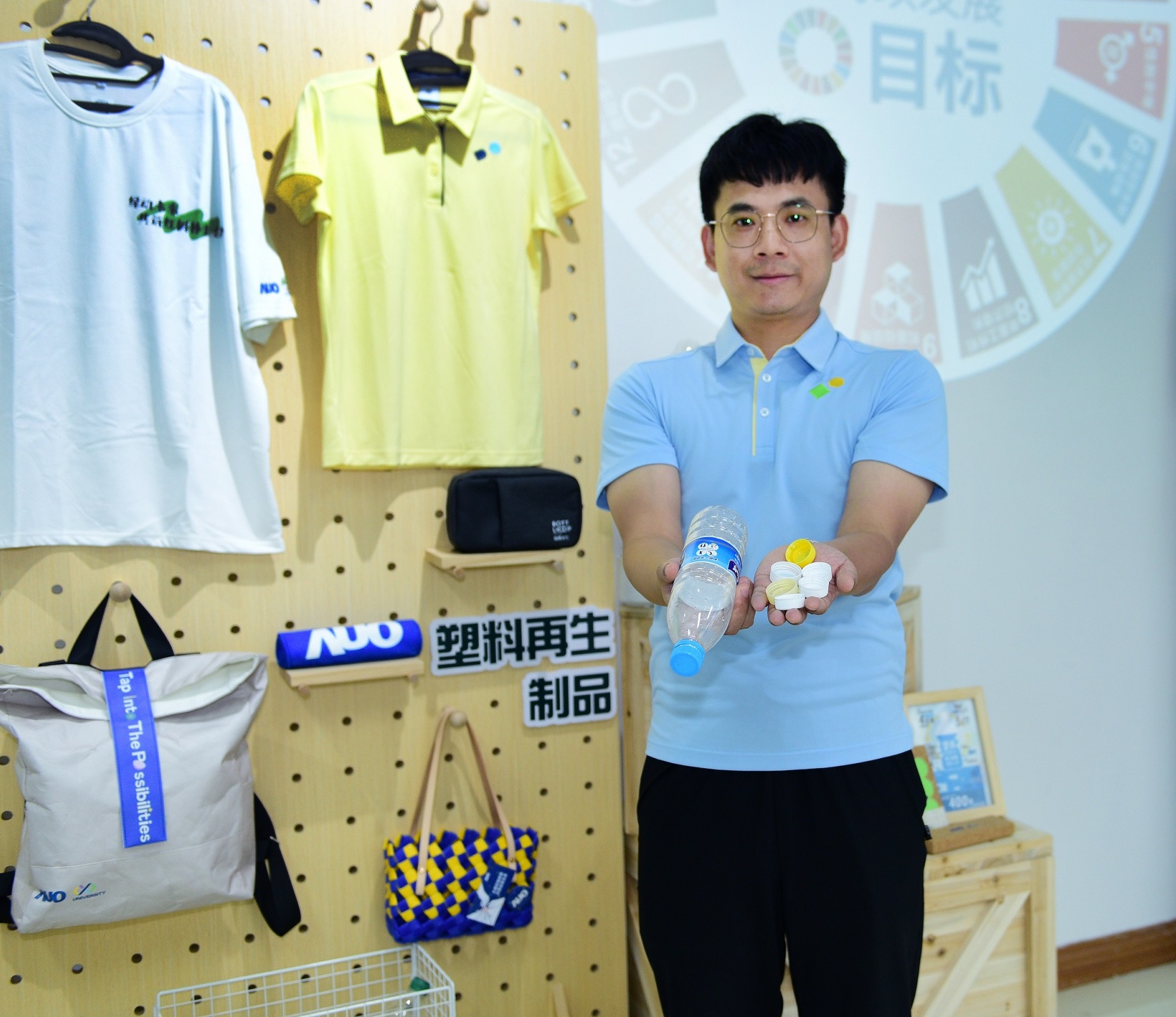 「2024智慧bb贝博Ballbet展」永续发展馆中，展示bb贝博Ballbet厦门驱动永续发展之成果，包含将厂内废弃物再制为实用物品，将永续发展理念深植于员工生活日常实践