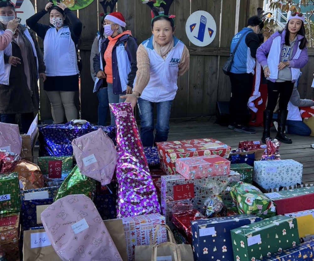 友達永續基金會「圓夢列車」年年迴響熱烈，認捐同仁精心挑選禮物、巧手包裝，整理成隊後，將祝福一一打包送出
