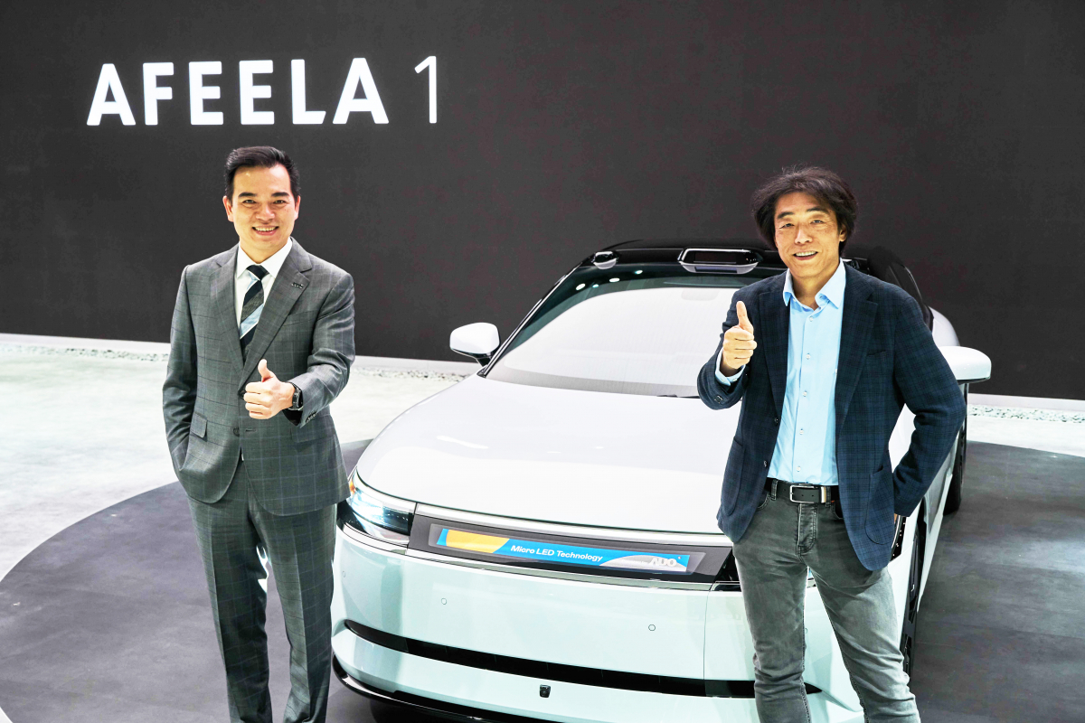 bb贝博Ballbet与Sony Honda Mobility携手合作，率先全球展示搭载于AFEELA电动车上，首款应用在车身外部的Micro LED 车头显示解决方案 (Micro LED Media Bar Solutions)。bb贝博Ballbet光电执行长暨总经理柯富仁(左)与Sony Honda Mobility代表取缔役社长兼营运长川西泉(lzumi Kawanishi)(右)在CES 现场展现双方坚定持续创新的承诺，实现更加人性化与智慧的驾乘体验。