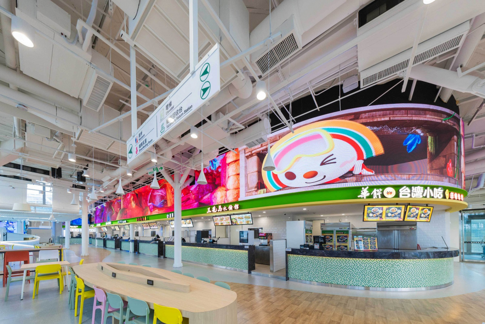 友達穩步推動雙軸轉型策略，旗下子公司達擎攜手傑可達數位與零售業者統一超商合作，為全新改裝開幕的「清水服務區」打造首創的裸視3D體驗牆