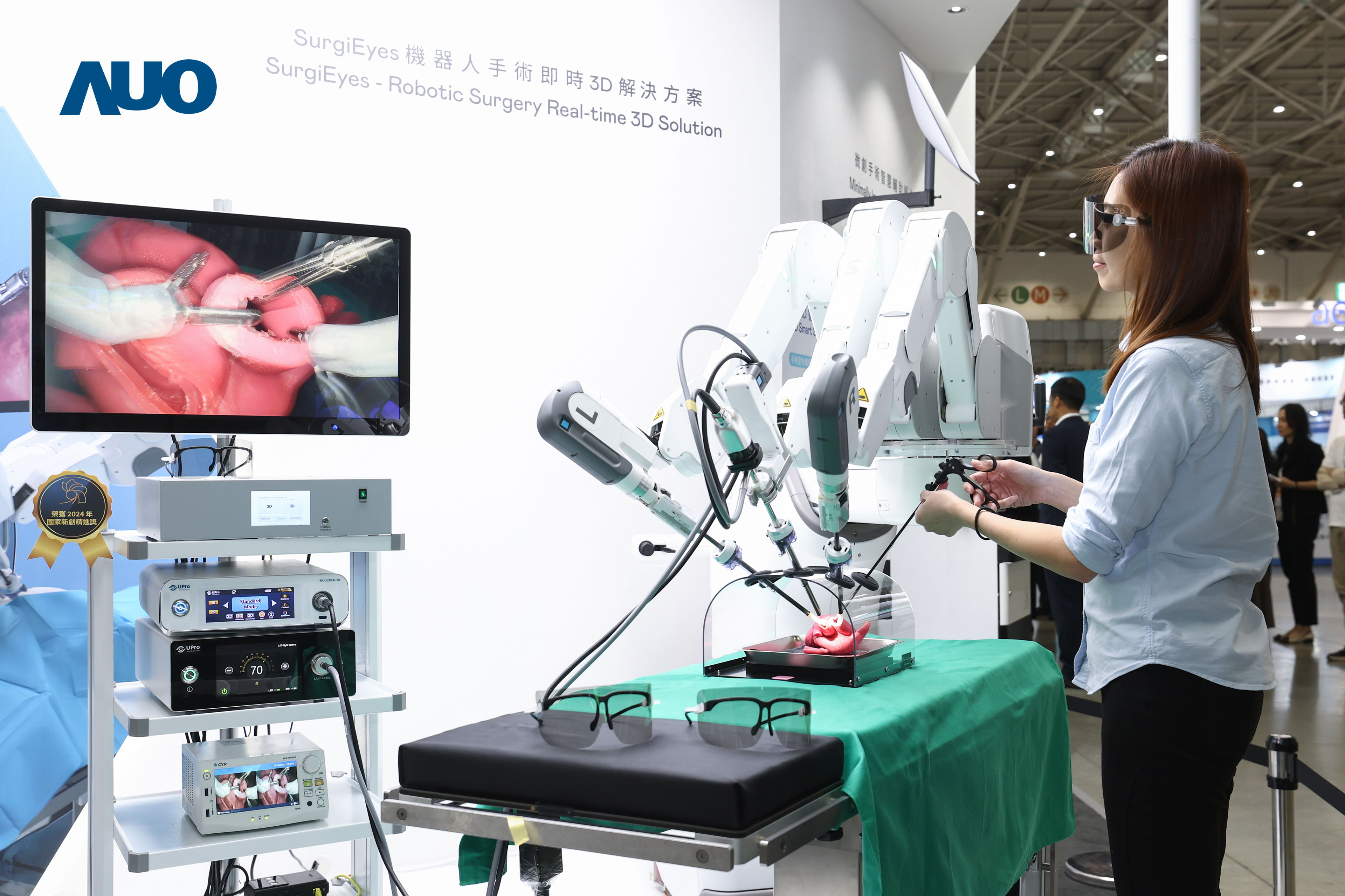 達擎以領先的3D顯示技術推出「SurgiEyes機器人手術即時3D解決方案」，整合先進3D影像處理與獨家3D垂直寬視角、廣色域的顯示技術，手術團隊可即時同步主刀醫師視角看到清晰3D影像，提升溝通效率與安全性。