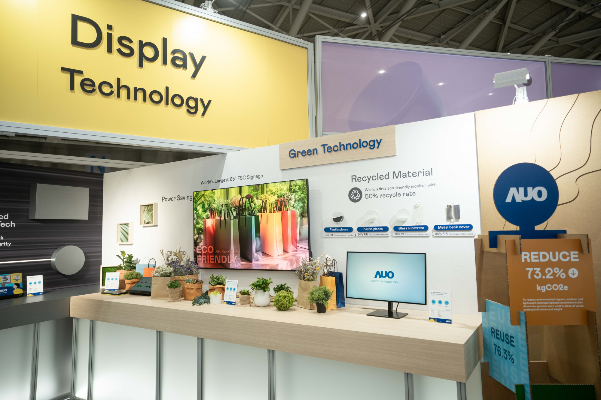 友達Touch Taiwan 2025雙展位再度獲etouch 綠色裝潢設計獎肯定；智慧顯示展位以鋁製模組系統取代傳統木作施作，並在相關裝潢物與設計使用可回收、可重複使用的材料，體現低碳與循環精神。