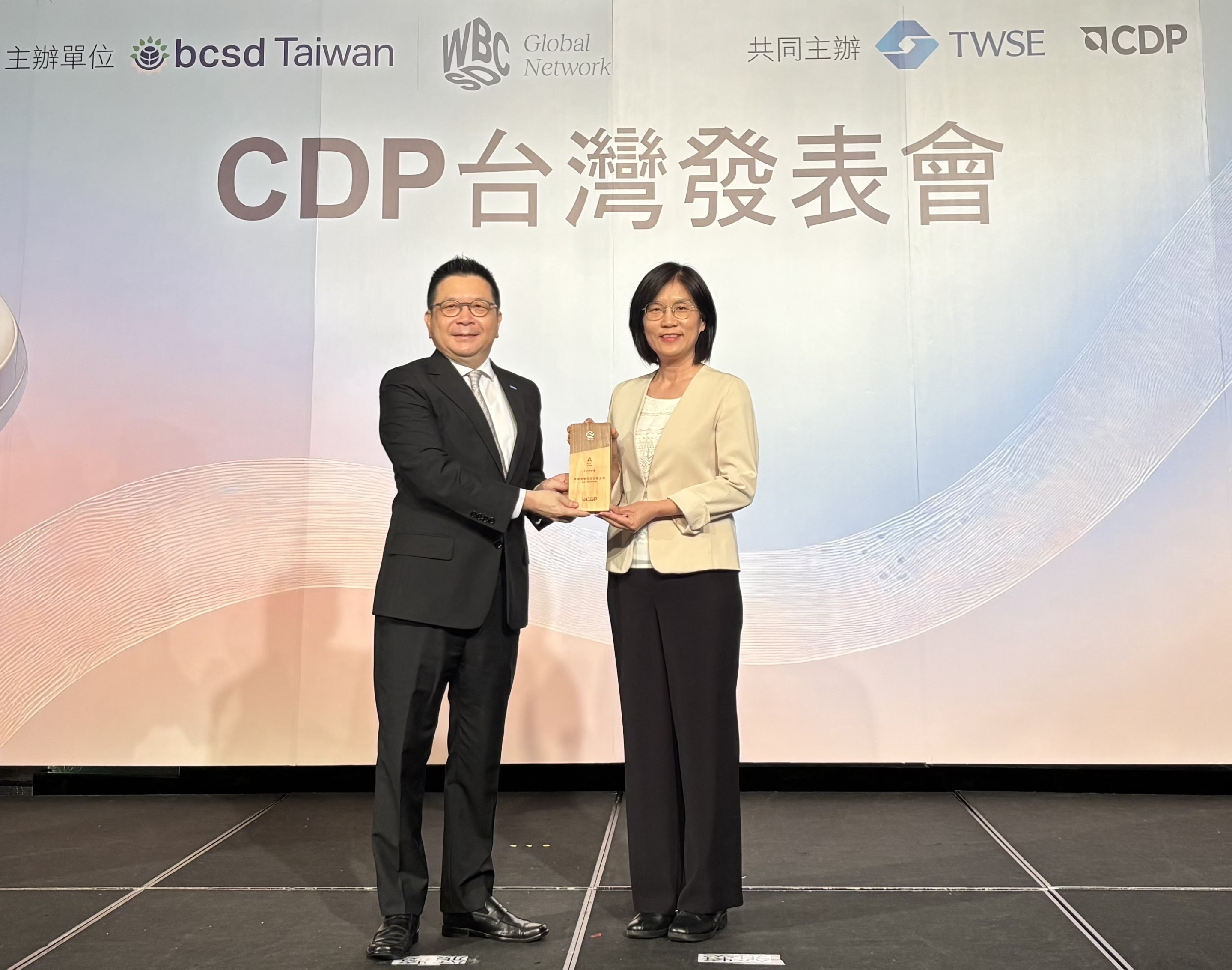 友達永續成果再獲國際評比肯定，獲頒CDP氣候與水資源雙項領導力評級。今由臺灣證券交易所董事長林修銘（左）頒獎，友達光電永續長古秀華（右）代表受獎