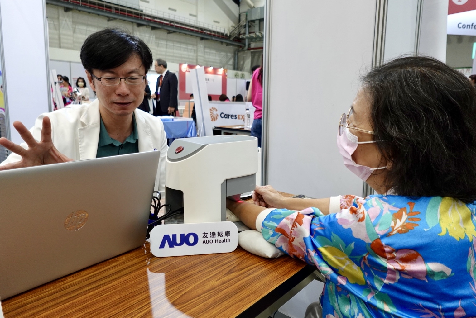 友達耘康與台北市中醫師公會於「2025台北國際照顧博覽會」攜手合作，提供參訪民眾中醫數位化檢測體驗與健康諮詢