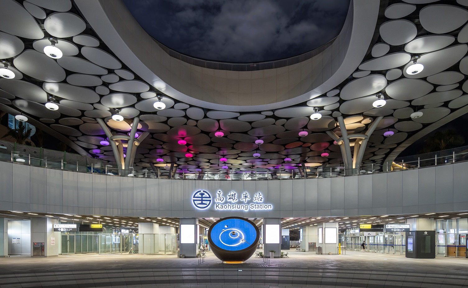 創利空間參與《高雄車站共感空間》公共藝術計畫，擔任視覺科技整合夥伴。於「看時間」天文鐘作品中提供技術指導，整合圓形LED鐘面與鐘體結構，在時間、天象星盤與空間氛圍間生動展演