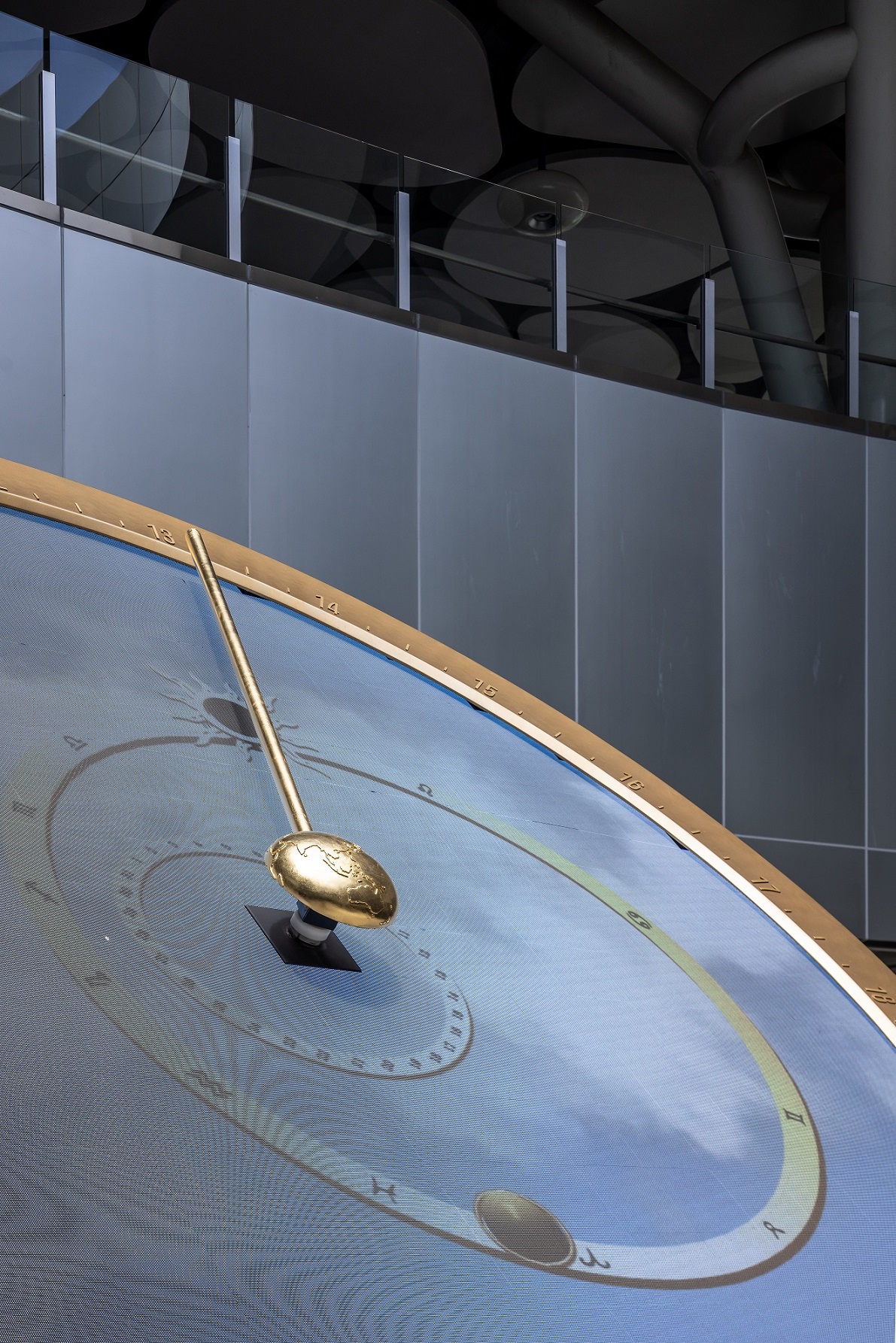 創利空間參與《高雄車站共感空間》公共藝術計畫，擔任視覺科技整合夥伴。於「看時間」天文鐘作品中提供技術指導，整合圓形LED鐘面與鐘體結構，在時間、天象星盤與空間氛圍間生動展演