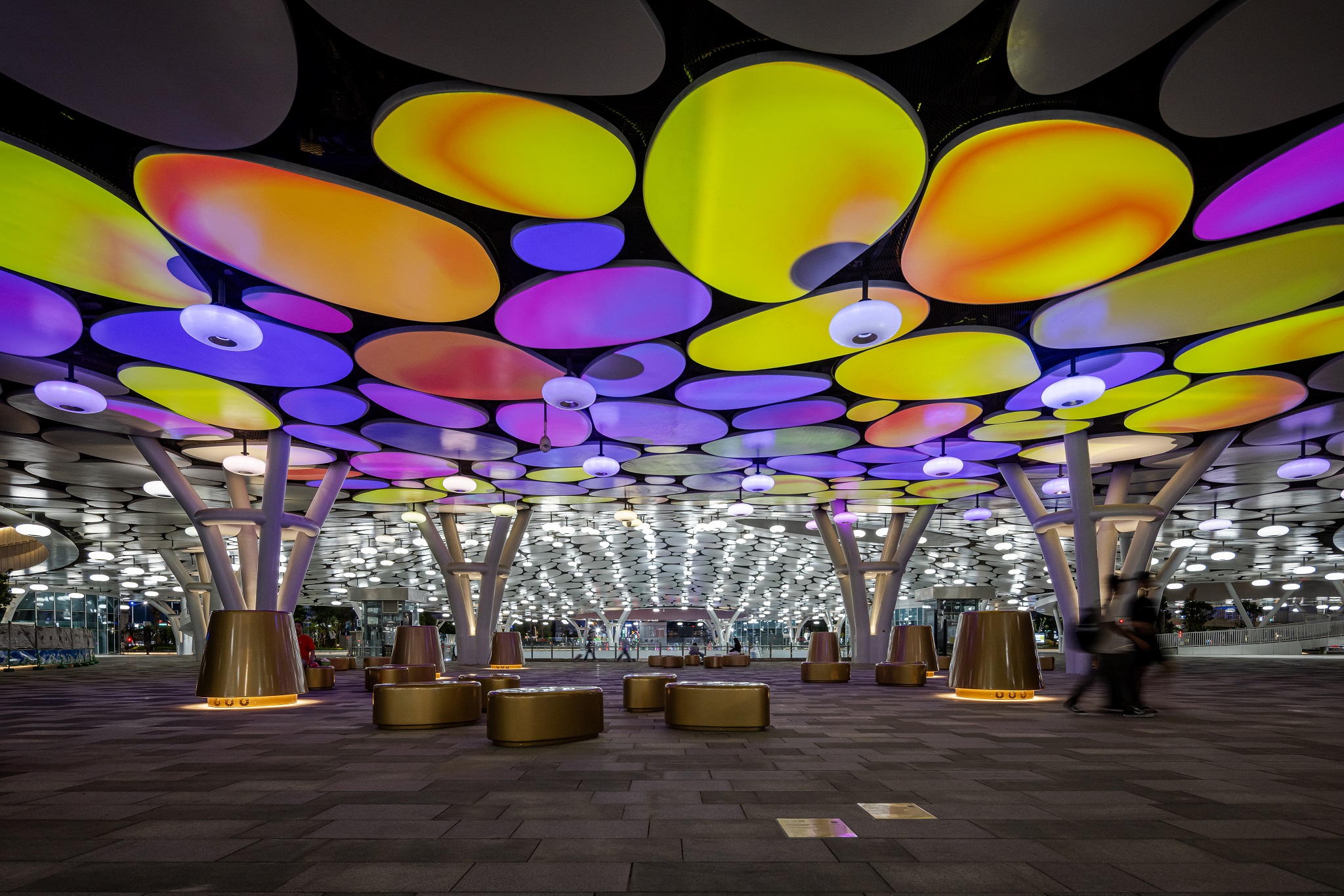 於「染色彩」作品中，創利空間協助藝術團隊將高雄車站天棚2700片鋁製雲朵染上繽紛色彩，從設備設定、光影軟體串接到現場調校，確保光線準確落在雲朵表面，展現層次與意境