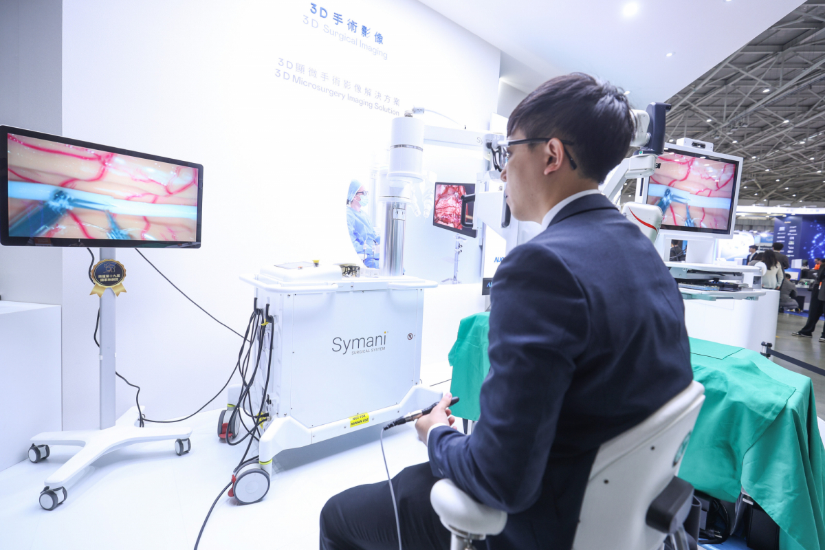 達擎推出「3D顯微手術影像解決方案」，將3D影像技術從腹腔內視鏡手術延伸至神經、血管、淋巴等高難度顯微手術，提供超清晰立體視野，協助醫療團隊在複雜手術中完成精準細膩操作。